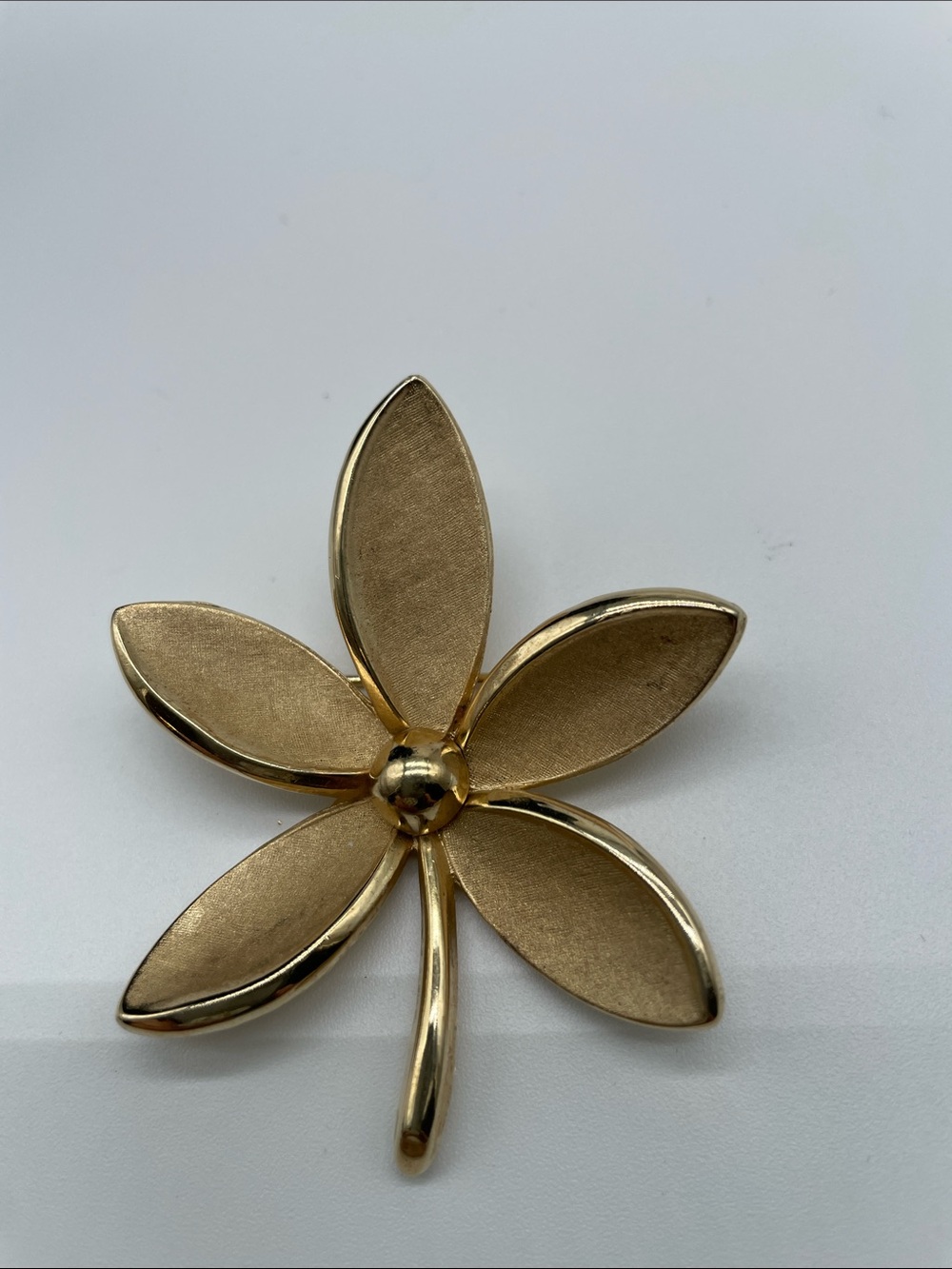 Gold Floral Leaf Petal Brooch Pin - Classic Gold Tone